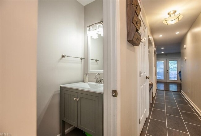Building Photo - 1678 Skiffes Creek Cir