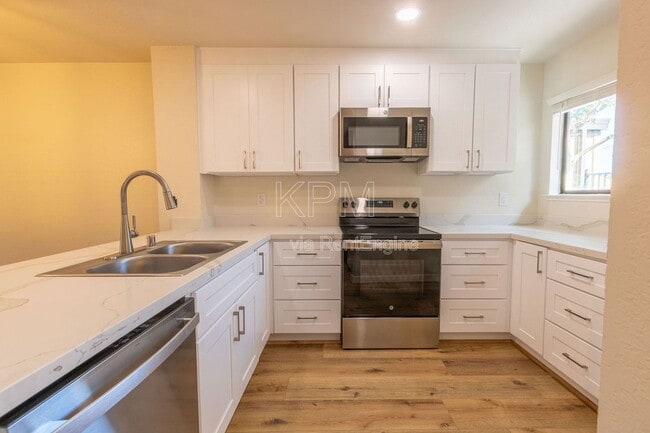 Building Photo - 955 Academy St