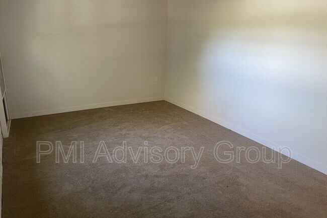 Building Photo - 3336 SE Girard St