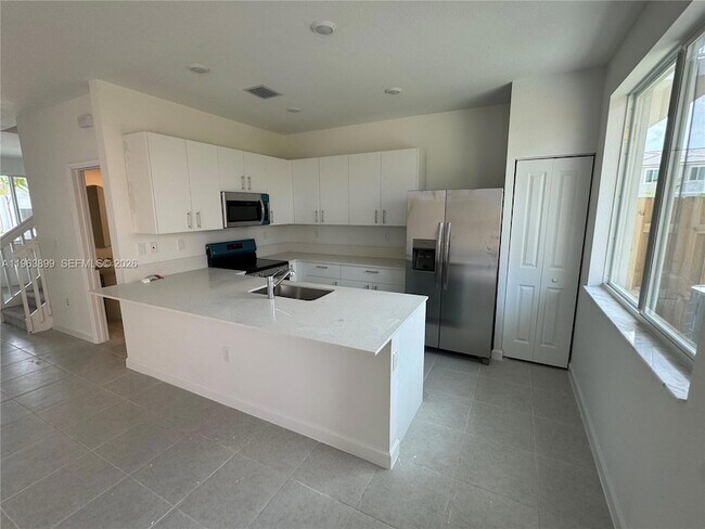 Building Photo - 738 SE 13th Ct