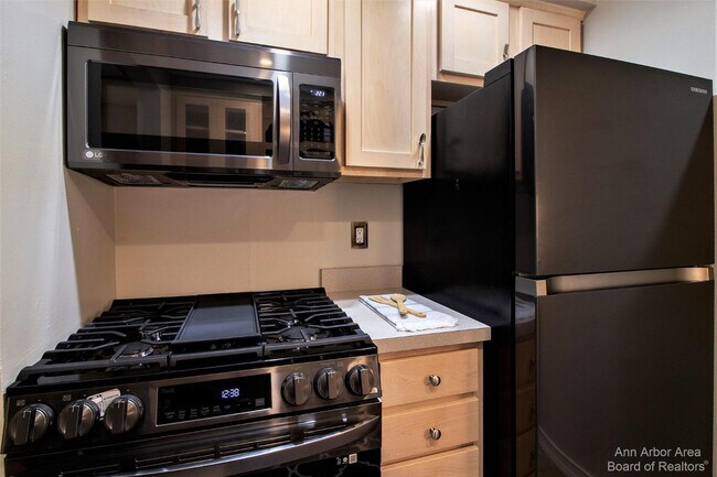 Building Photo - 555 Longshore Dr
