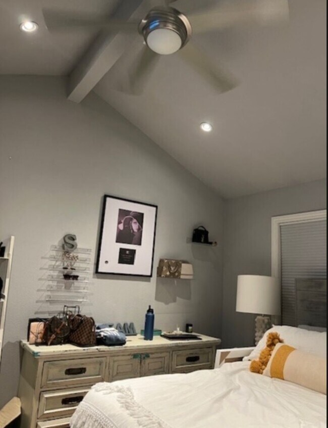 Building Photo - Gorgeous Updated 2 Bedroom, 2 bath Condo with 1 car garage For Rent in Pleasanton.