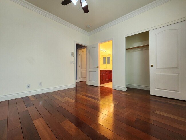 Building Photo - Entertainers Delight with minutes of shopping and restaurants