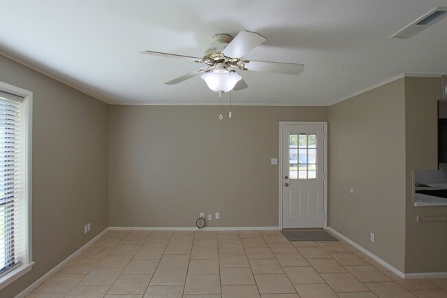 Building Photo - Spacious 2 Bedroom 1.5 Bath Rental on a Co...