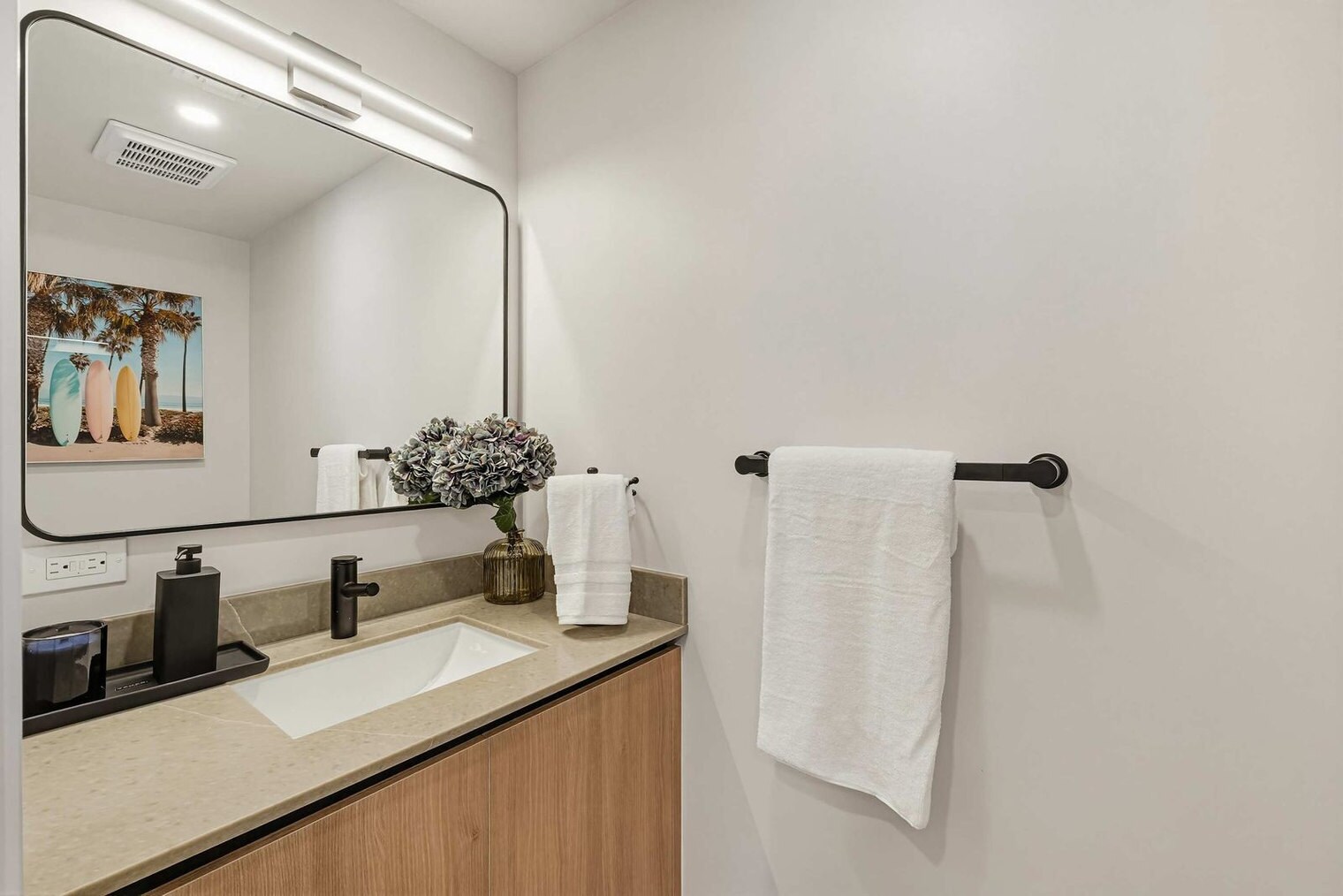 Building Photo - 121 NE 5th St