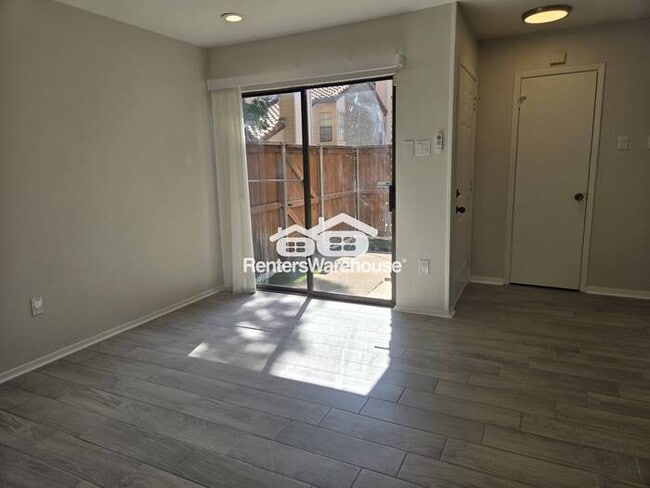 Building Photo - FOR RENT - MOVE IN READY - 2  BEDS 1.5 BAT...