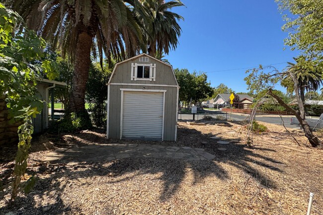 Building Photo - Spacious Colonial Heights Bungalow