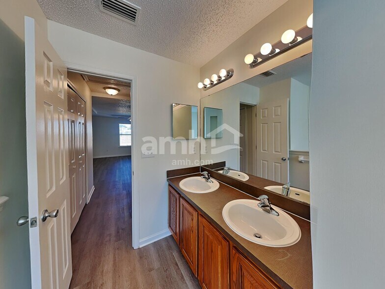 Building Photo - 2739 Ravine Hill Dr