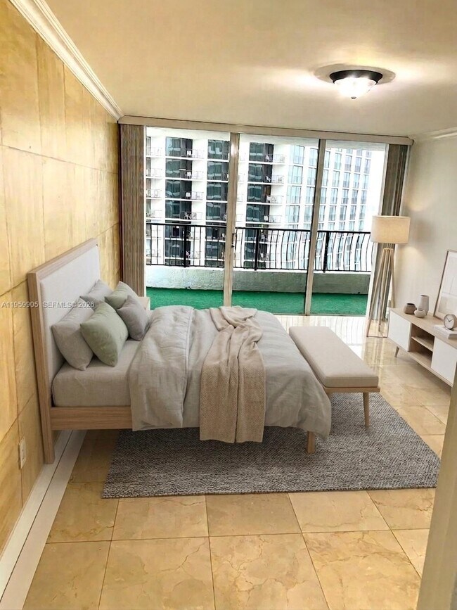 Building Photo - 555 NE 15th St