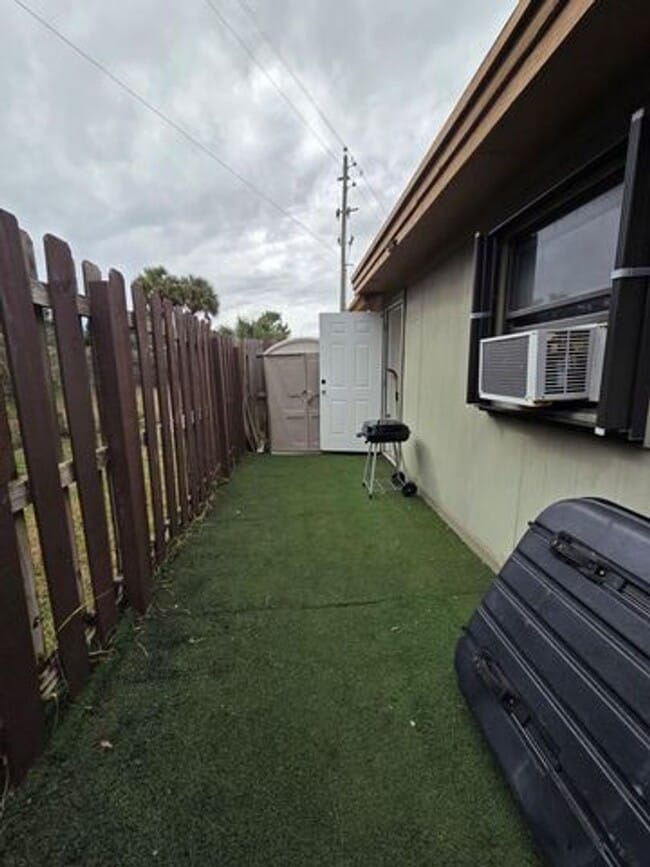 Building Photo - 810 Sandtree Dr