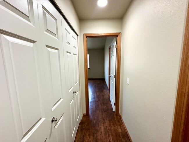 Building Photo - Spacious 3 Bedroom 2 Bathroom Home Now Available