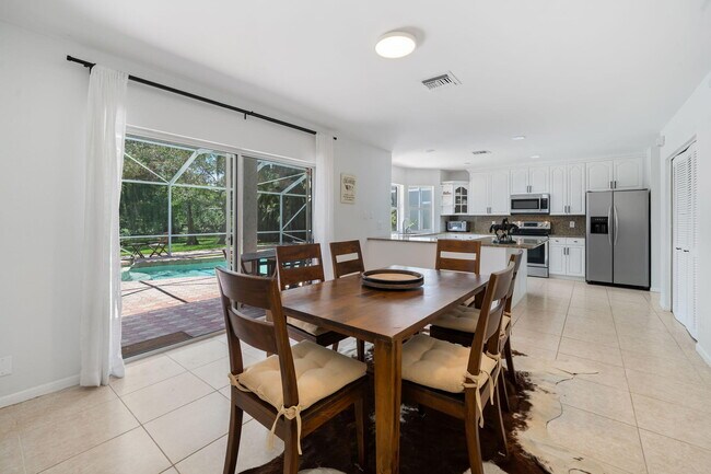 Building Photo - 1527 S Club Dr