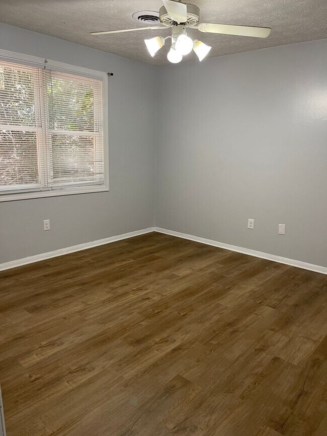 Building Photo - 2 bedroom/1 bath Westside Duplex!