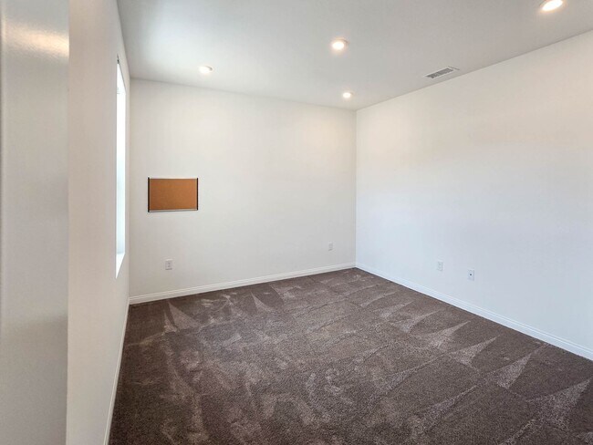 Building Photo - Highly upgraded townhome in Carlsbad