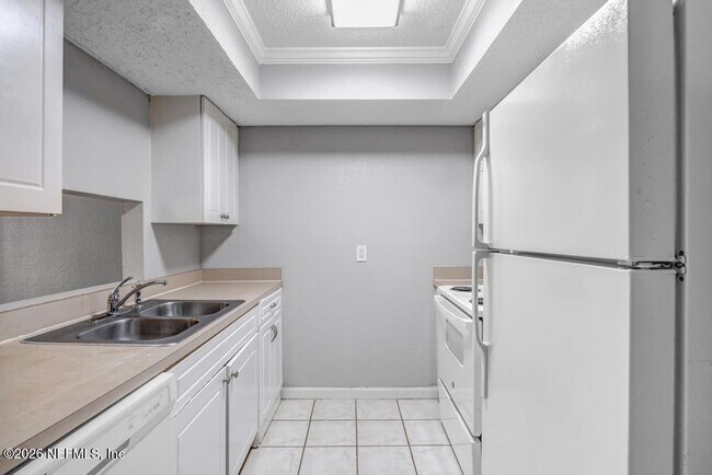 Building Photo - 3906 Mission Dr