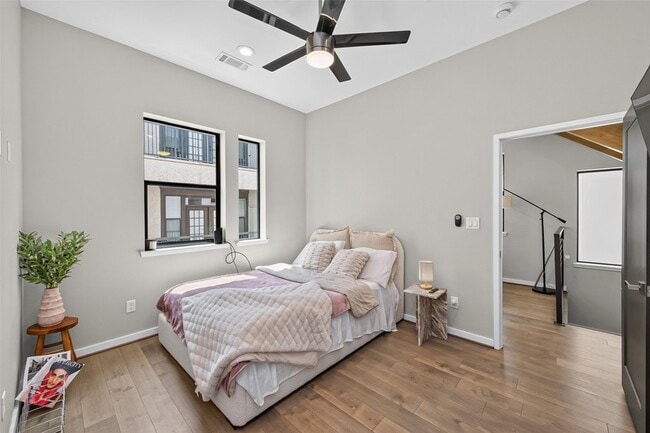 Building Photo - 607 Memorial Heights Dr