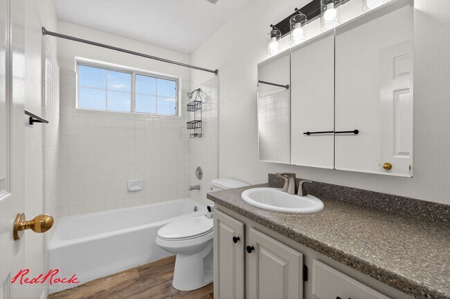 Building Photo - Conveniently Located 3 Bedroom Townhome