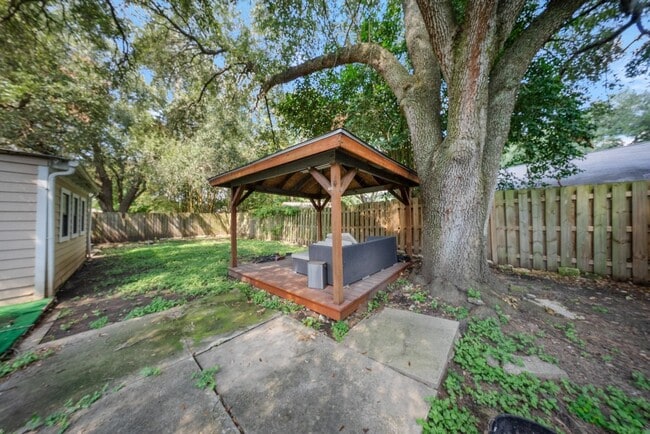 Building Photo - 15738 Tammany Ln