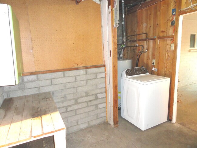 Building Photo - 1026 E Highland Ave