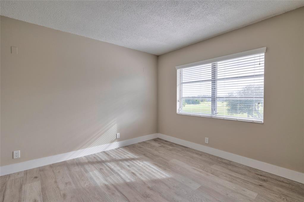 Building Photo - 2800 N Palm Aire Dr