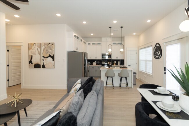 Building Photo - 4902 Higgins St