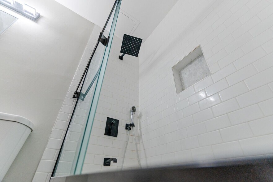 Building Photo - 1655 W Malvern Ave