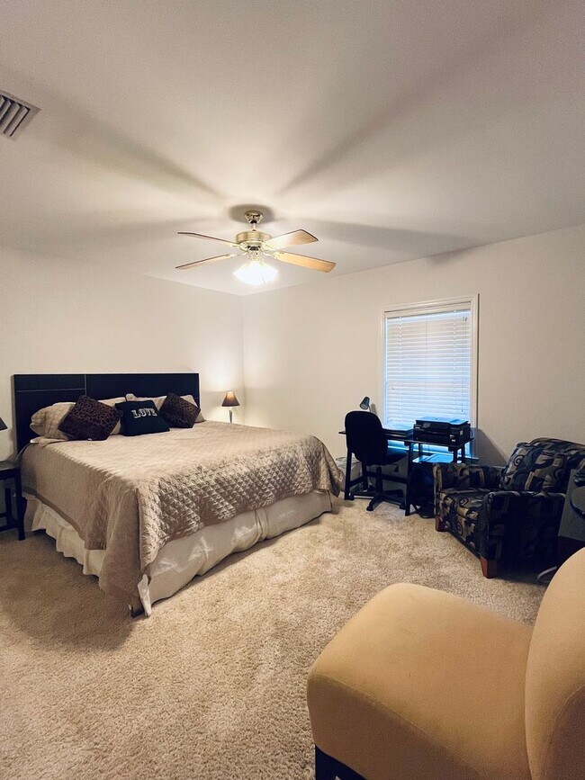 Building Photo - Fabulous 3 Bed/2 Bath with 2 car garage home