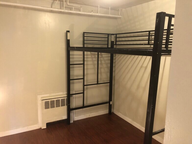 Building Photo - 132 Voss Ave