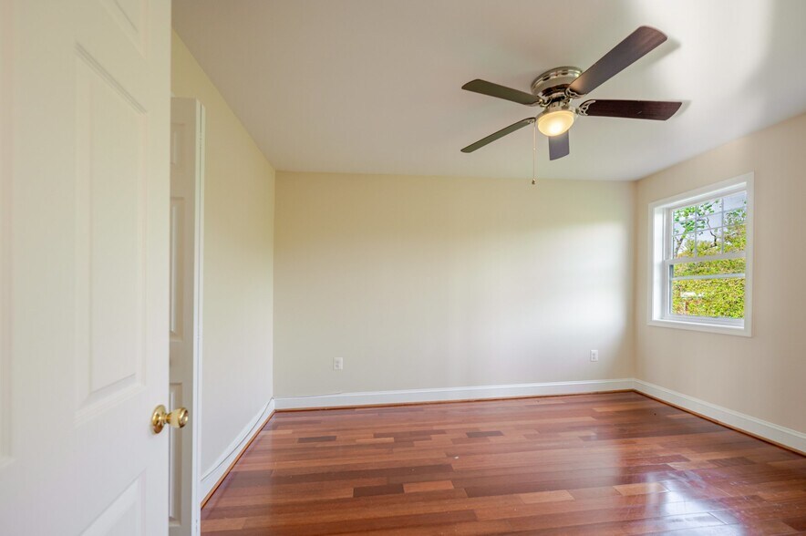 Building Photo - 3868 9th St SE