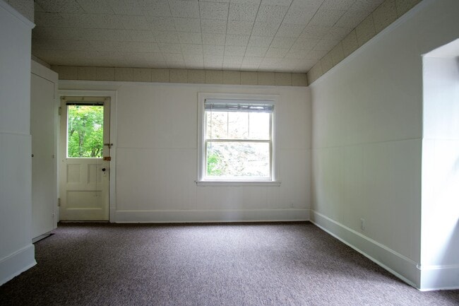 Building Photo - FREE RENT SPECIAL! Top Floor Corner Single...