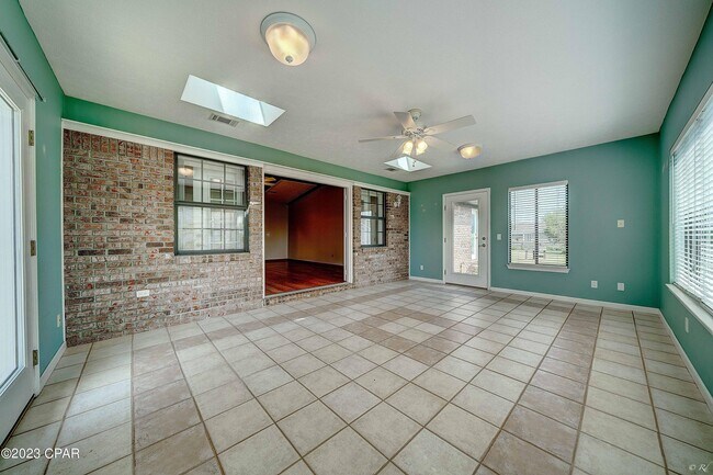 Building Photo - 2422 Thames Dr