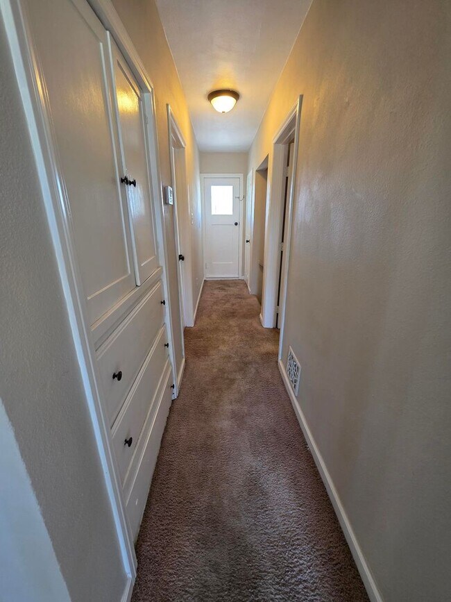 Building Photo - 2641 N Arrowhead Ave