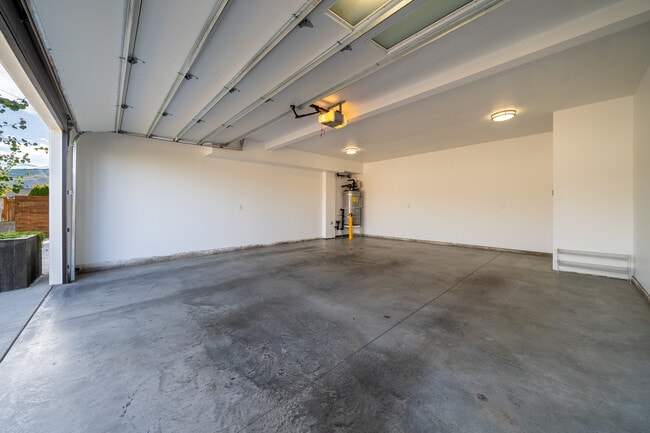 Building Photo - 823 Orondo Ave
