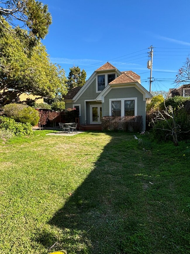 Building Photo - BRIGHT, SPACIOUS HOME IN PRIME SANTA CRUZ ...