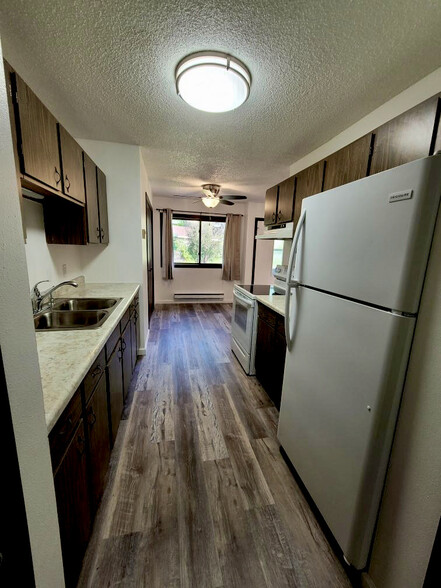 Building Photo - 570 Valley Dr