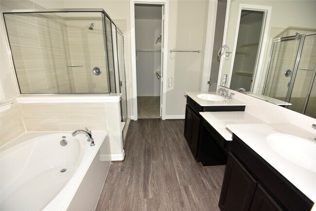 Building Photo - 14615 Birchwood Falls Trail