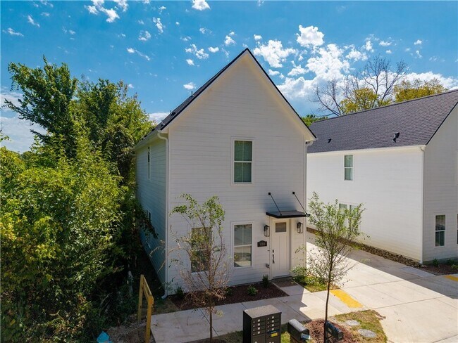 Building Photo - 810 S Wood Ave