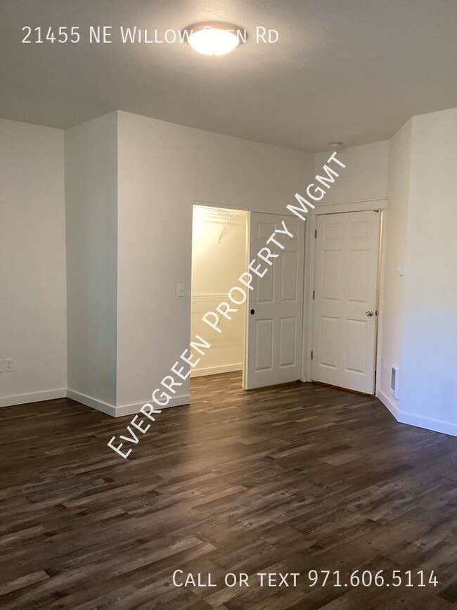 Building Photo - Beautifully remodeled 3-bedroom, 2.5-bathr...