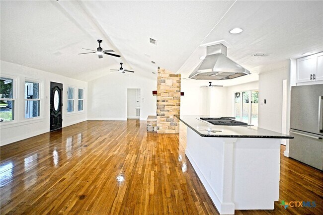 Building Photo - 456 Magazine Ave