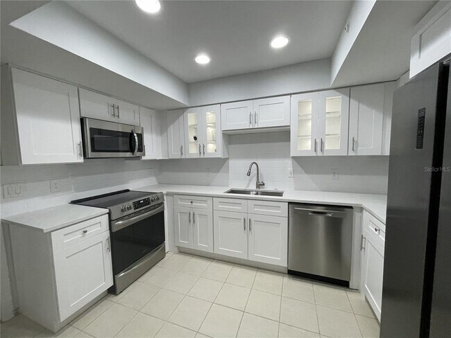 Building Photo - 2927 W Gandy Blvd
