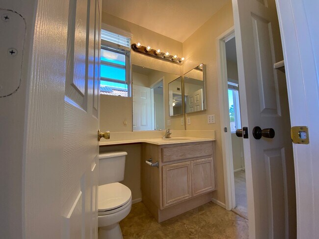 Building Photo - Beautiful Spacious 3BR/2.5BA Located in the Ivey Glenn Community!!