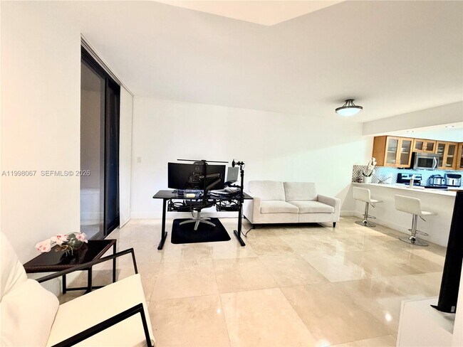 Building Photo - 15405 N Miami Lakeway