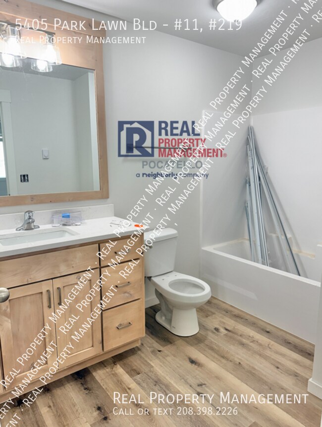 Building Photo - 5405 Park Lawn Dr