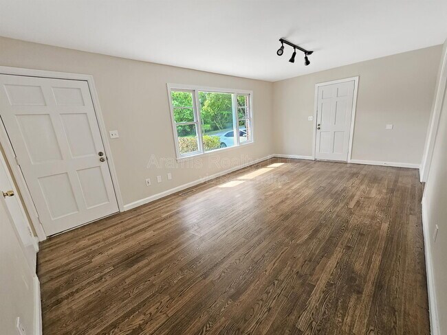 Building Photo - 605 Green Acres Rd