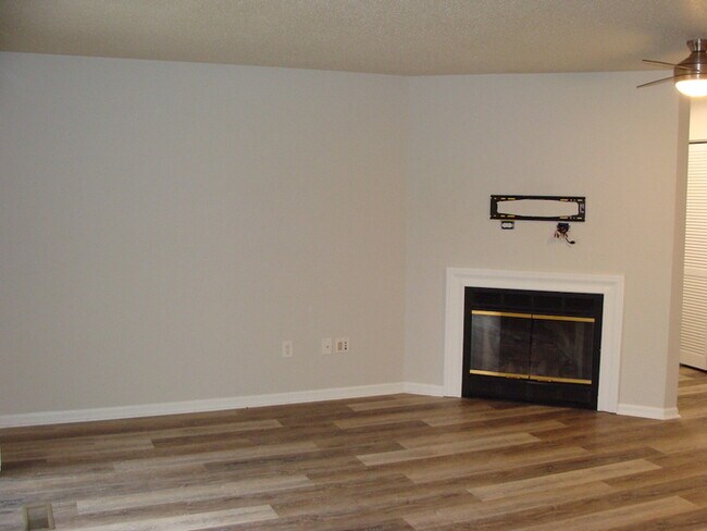 Building Photo - Two Bedroom Updated Windcrest Condo