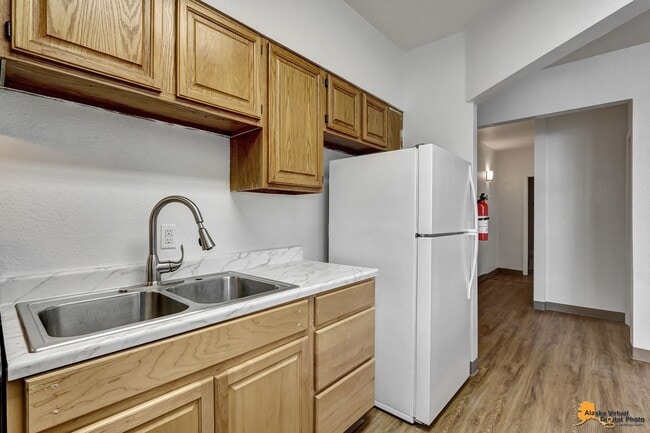 Building Photo - 906 W 29th Place