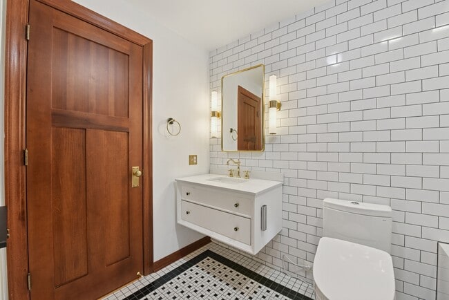 Building Photo - 4432 N Winchester Ave