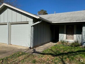 Building Photo - 2504 Lazy Oaks Dr