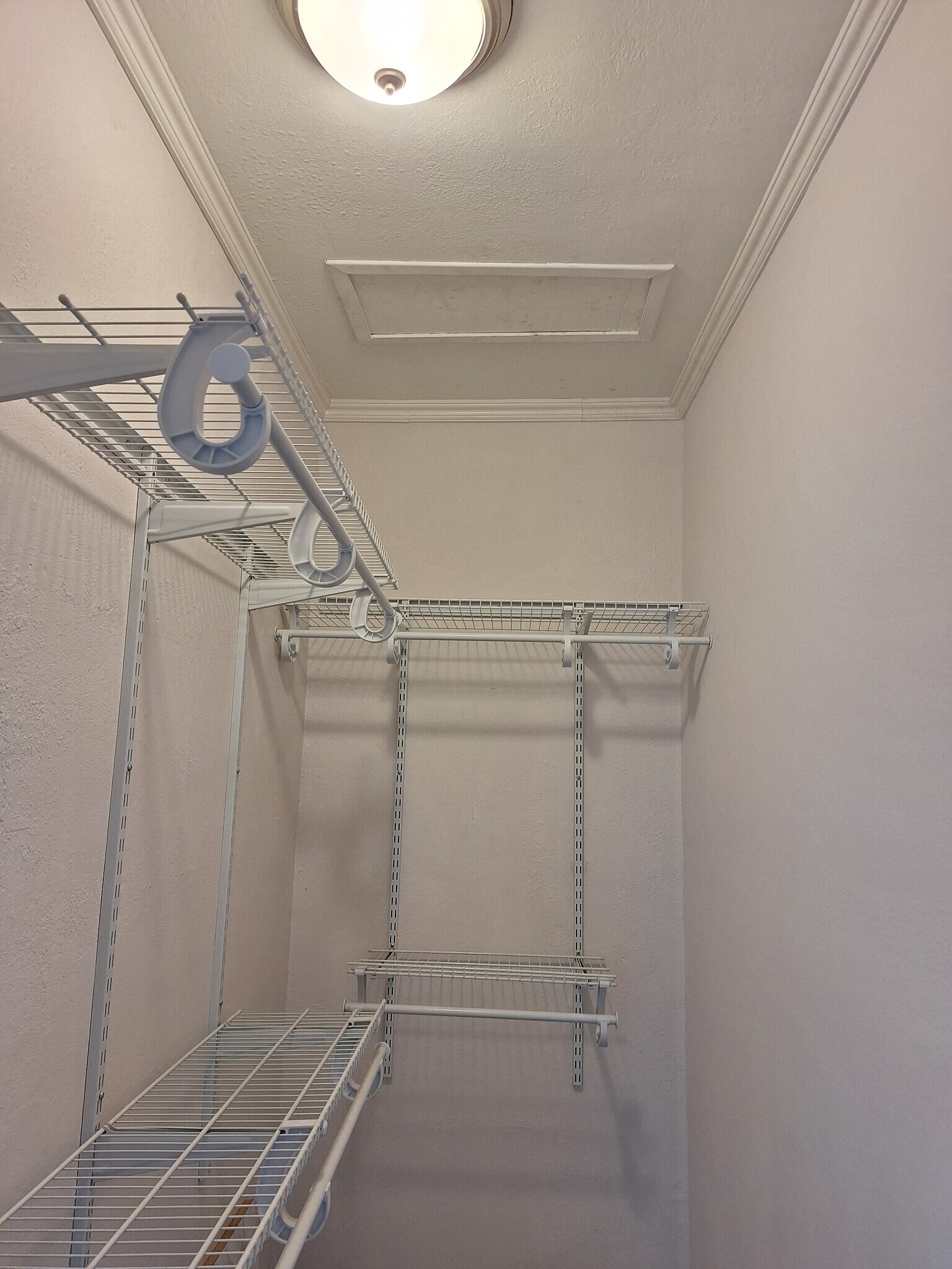 Building Photo - 16663 Victory Blvd