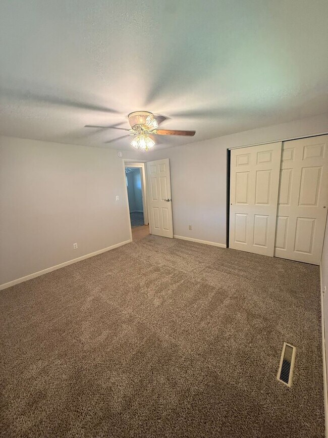 Building Photo - 4820 Rexwood Dr